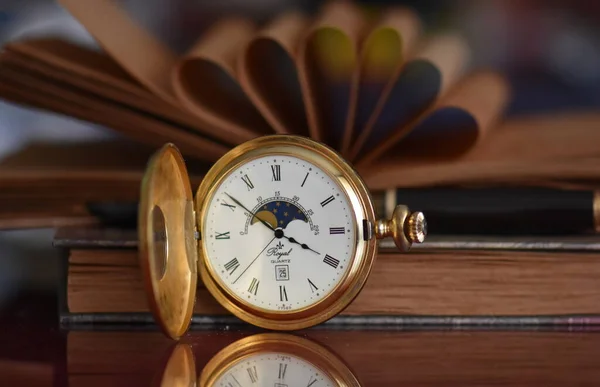 Pocket Clock Wooden Table — Fotografia de Stock