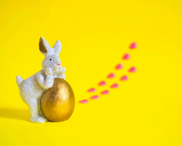 Statuette Easter Bunny Egg Yellow Background — Photo
