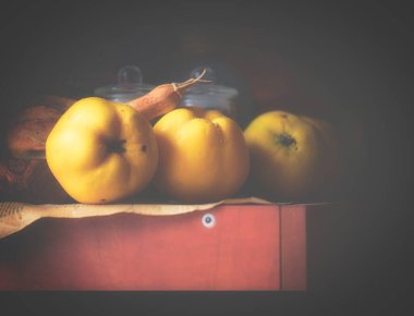 Elma ve balkabağının durgun sonbaharı