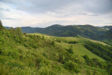 Dağları ve mavi gökyüzü olan güzel bir manzara.