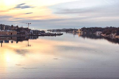 Nehrin üzerinde gün batımının şehir manzarası