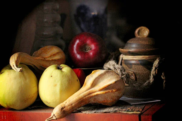 Stillleben Mit Kürbissen Und Äpfeln Auf Dem Tisch Nahaufnahme — Stockfoto