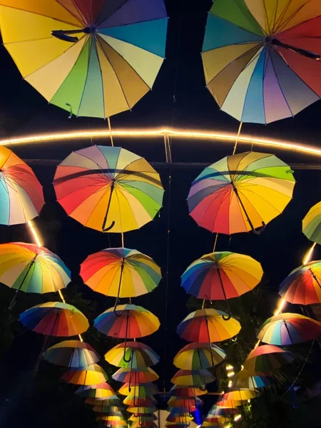 Bunte Regenschirme Auf Der Straße — Stockfoto