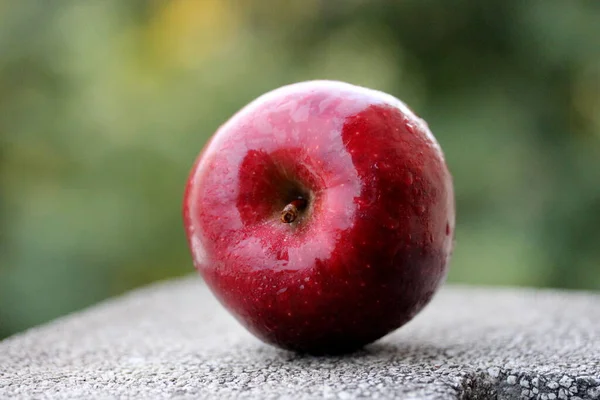 Ώριμο Κόκκινο Μήλο Ξύλινο Τραπέζι — Φωτογραφία Αρχείου