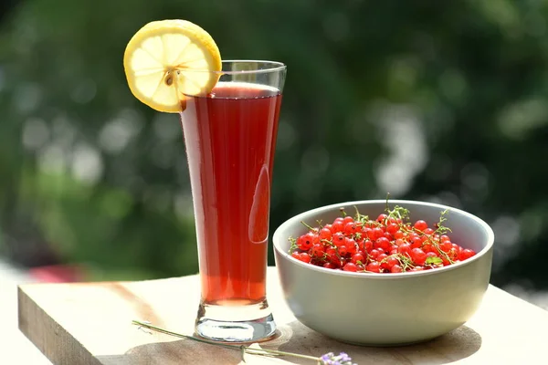 Baies Groseille Fraîches Dans Bol Verre Thé Avec Tranche Citron — Photo