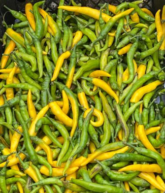 Taze yeşil ve sarı biberleri kapatın, sağlıklı besin kaynakları.