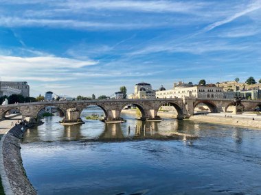 Nehir üzerindeki köprü ve mavi gökyüzü 