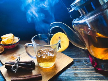 Sıcak çay limon ve tarçın