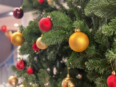 Süslemeleri ve topları olan Noel ağacı