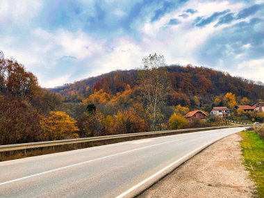 Dağların arasından yol