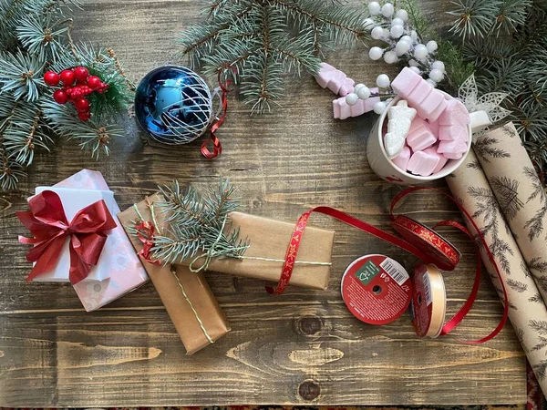 Рождественская Композиция Еловыми Ветками Подарками Сладостями — стоковое фото