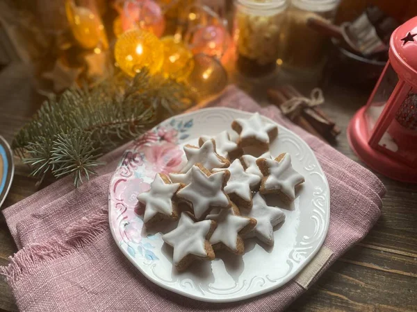 Sterne Geformte Weihnachtskekse Auf Weißem Teller — Stockfoto