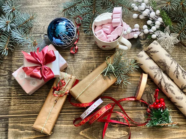 Noel kompozisyonu köknar dalları, hediyeler ve tatlılar 