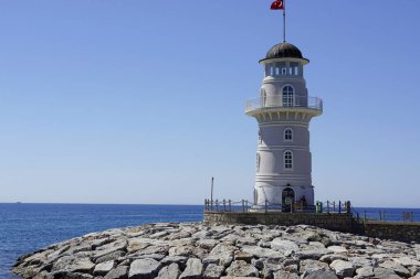 Deniz kıyısındaki deniz feneri