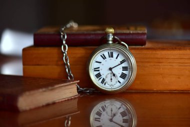 Ahşap bir arka planda eski bir antika saat