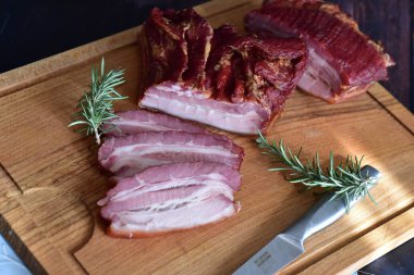 Tahtada peynirli füme et.