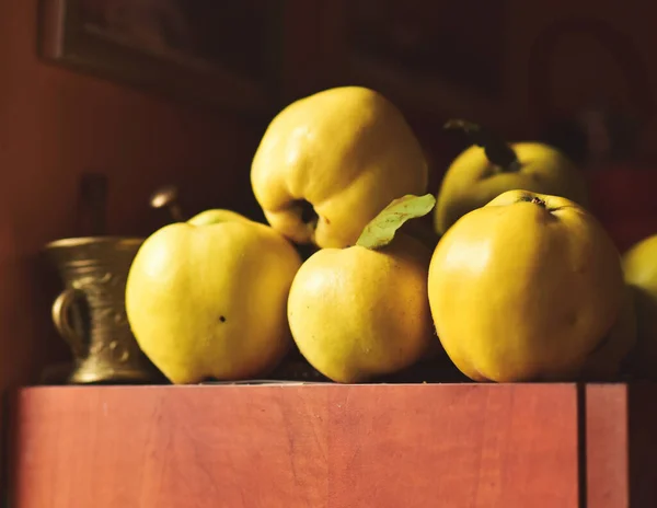 新鲜成熟的苹果放在木制桌子上 — 图库照片