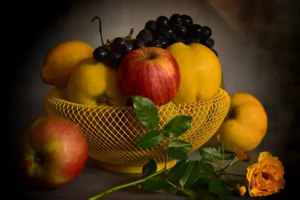 Naturaleza Muerta Con Manzanas Frutas Fondo — Foto de Stock