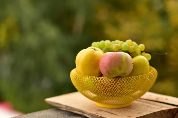 Frutas Frescas Maduras Sobre Mesa Madera — Foto de Stock