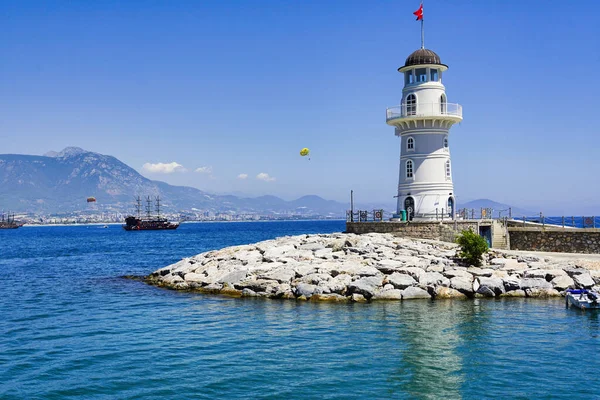 Deniz kıyısındaki deniz feneri
