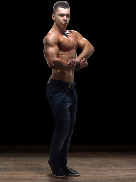 Красивый мускулистый мужчина в студии — стоковое фото