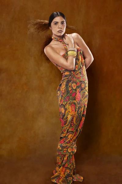 Mulher de vestido étnico — Fotografia de Stock