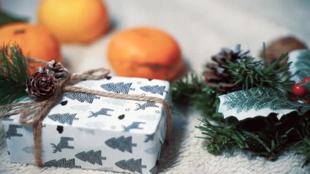 Mandarinen Weihnachtsgeschenk Und Dekoration Auf Einer Weißen Decke Mit Einer — Stockvideo