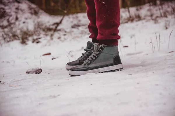 Benen Person Som Står Snöig Vinterväg — Stockfoto