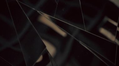 Eğri büğrü yansıyan ayna yüzeyi parçalardan yapılmıştır.