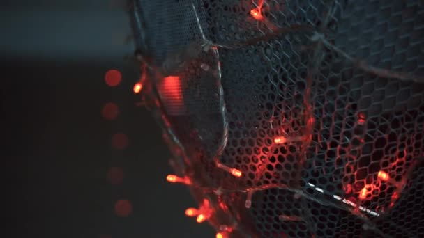 Czerwone Światła Zapalają Się Losowo Gasną Plątając Kulistą Metalową Konstrukcję — Wideo stockowe