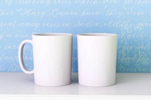 青い壁紙の背景3Dレンダリング上の2つの白いカップのモックアップ — ストック写真