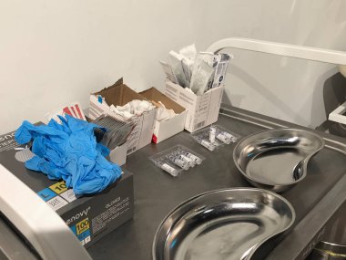 Aşı uydusu V, aşı odasında masanın üstünde.