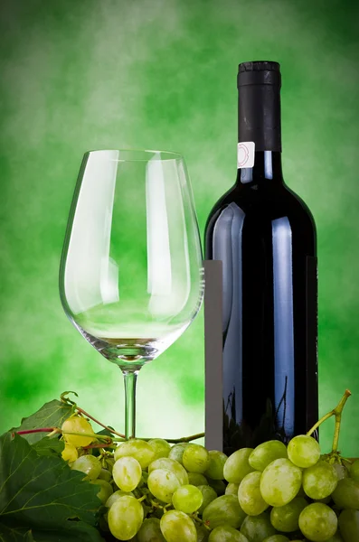 Glasses of wine and grapes — Stock Photo, Image