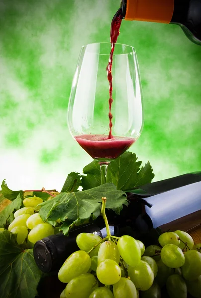 Glasses of wine and grapes — Stock Photo, Image