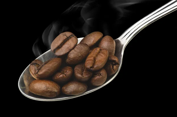 Dumanı tüten kahve çekirdekleri — Stok fotoğraf