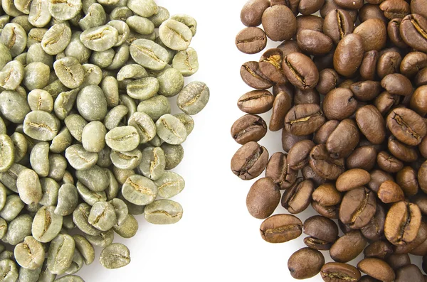 Surowe i prażonych ziaren kawy — Zdjęcie stockowe