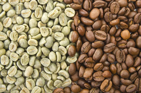 Raw and toasted coffee beans — Stock Photo, Image