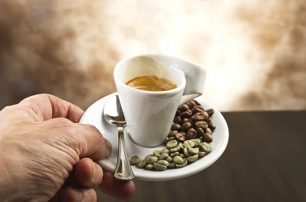 Hand mit Tasse Kaffee — Stockfoto