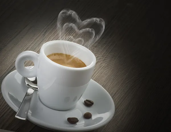 Кофейная чашка с сердцем пара — стоковое фото