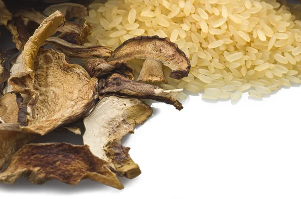 Reis und getrocknete Steinpilze — Stockfoto