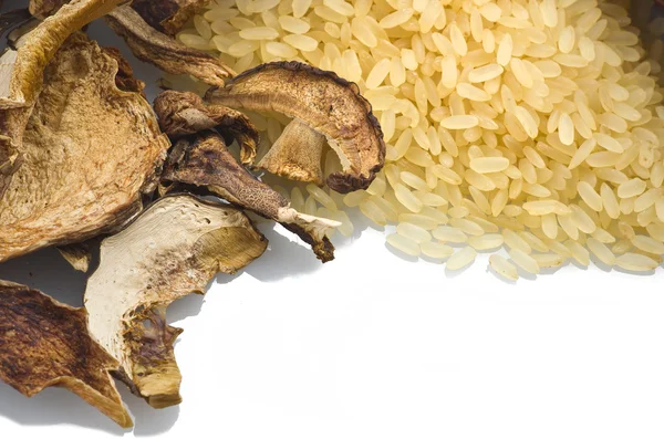 米と乾燥ポルチーニ茸 — ストック写真