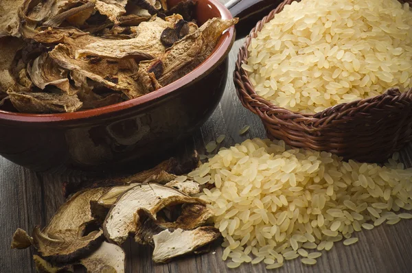 Pirinç ve kuru porcini mantar — Stok fotoğraf