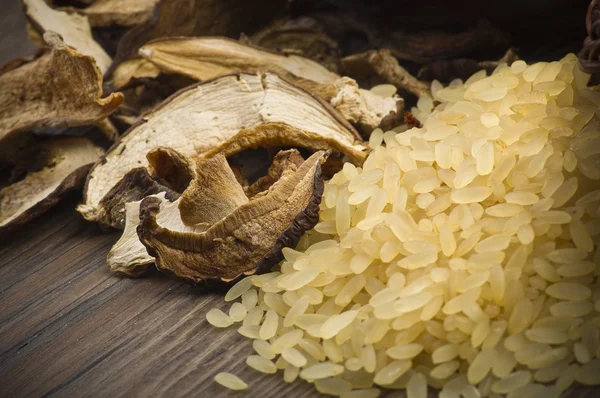 Arroz e cogumelos porcini secos — Fotografia de Stock