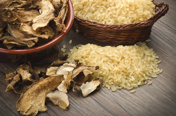 Arroz e cogumelos porcini secos — Fotografia de Stock