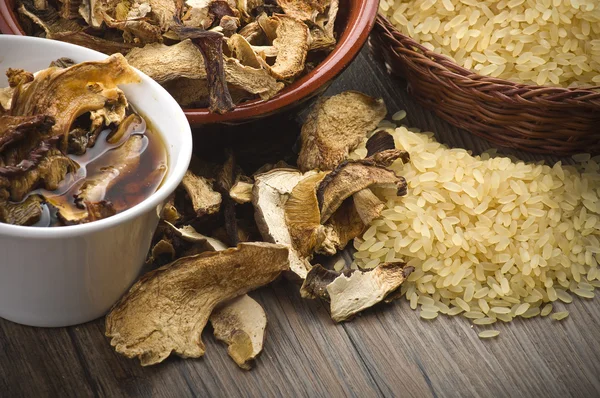 Arroz e cogumelos porcini secos — Fotografia de Stock