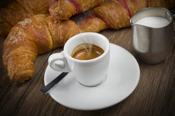 Hot coffee and fresh croissants — Stock Photo, Image
