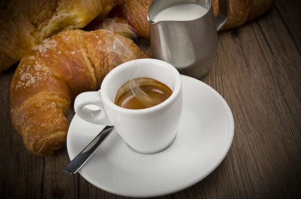 Warme koffie en verse croissants — Stockfoto