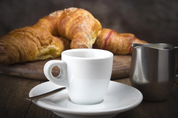 Warme koffie en verse croissants — Stockfoto