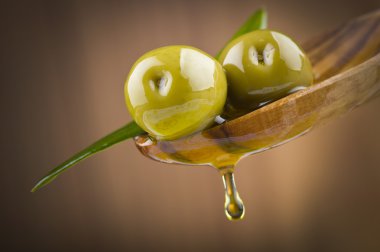tahta kaşık damla yağ ile zeytin