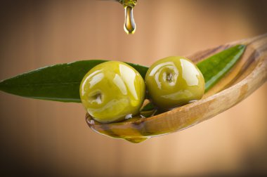 tahta kaşık damla yağ ile zeytin